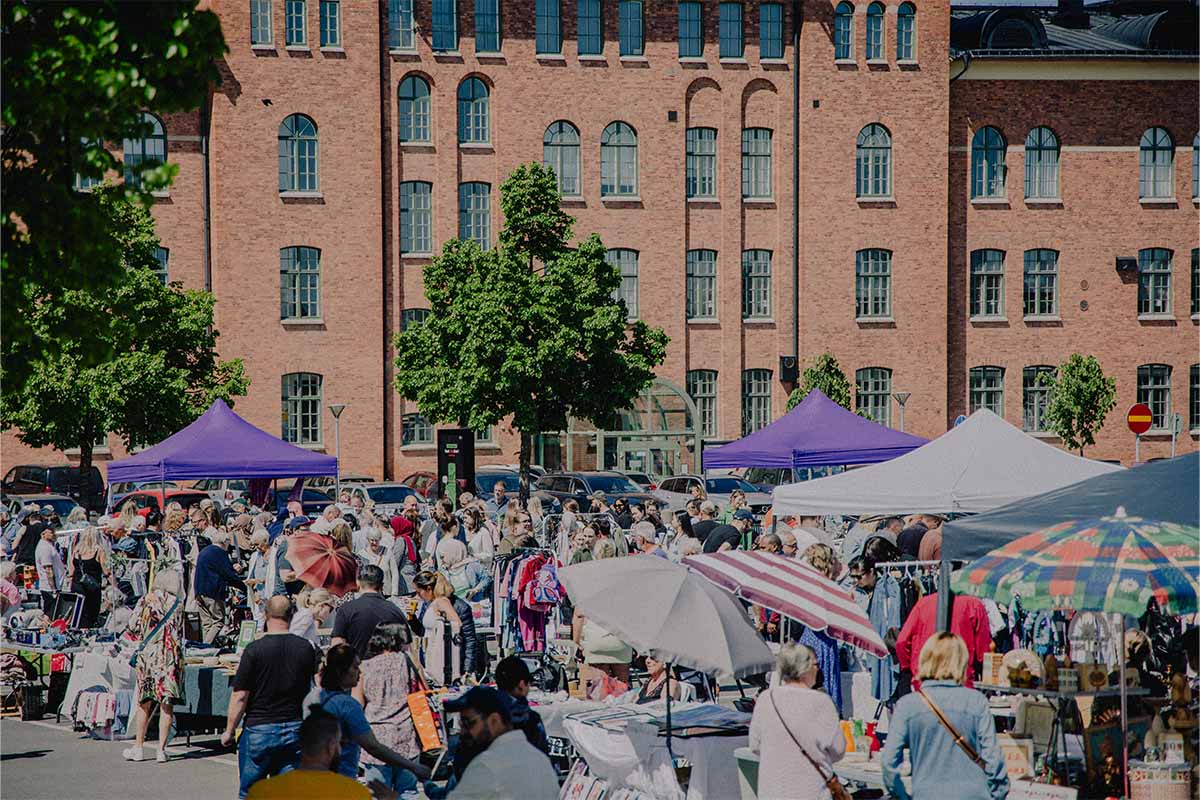 Bild från tidigare års Asecs Market; massor av utställare och besökare på Kasengården