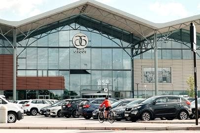 Bild på parkering och bilar utanför Asecs